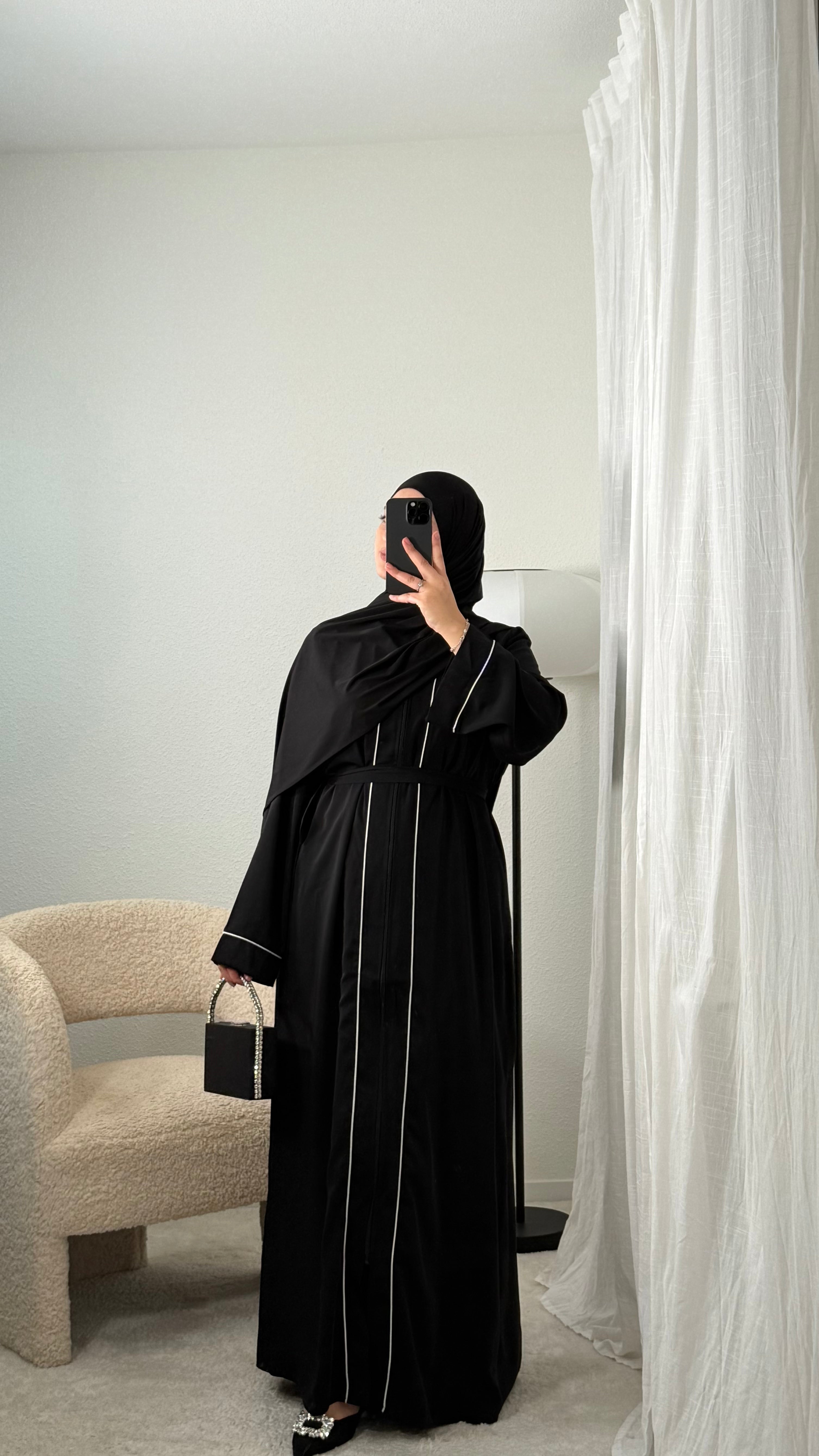 Zip-trimmed abaya