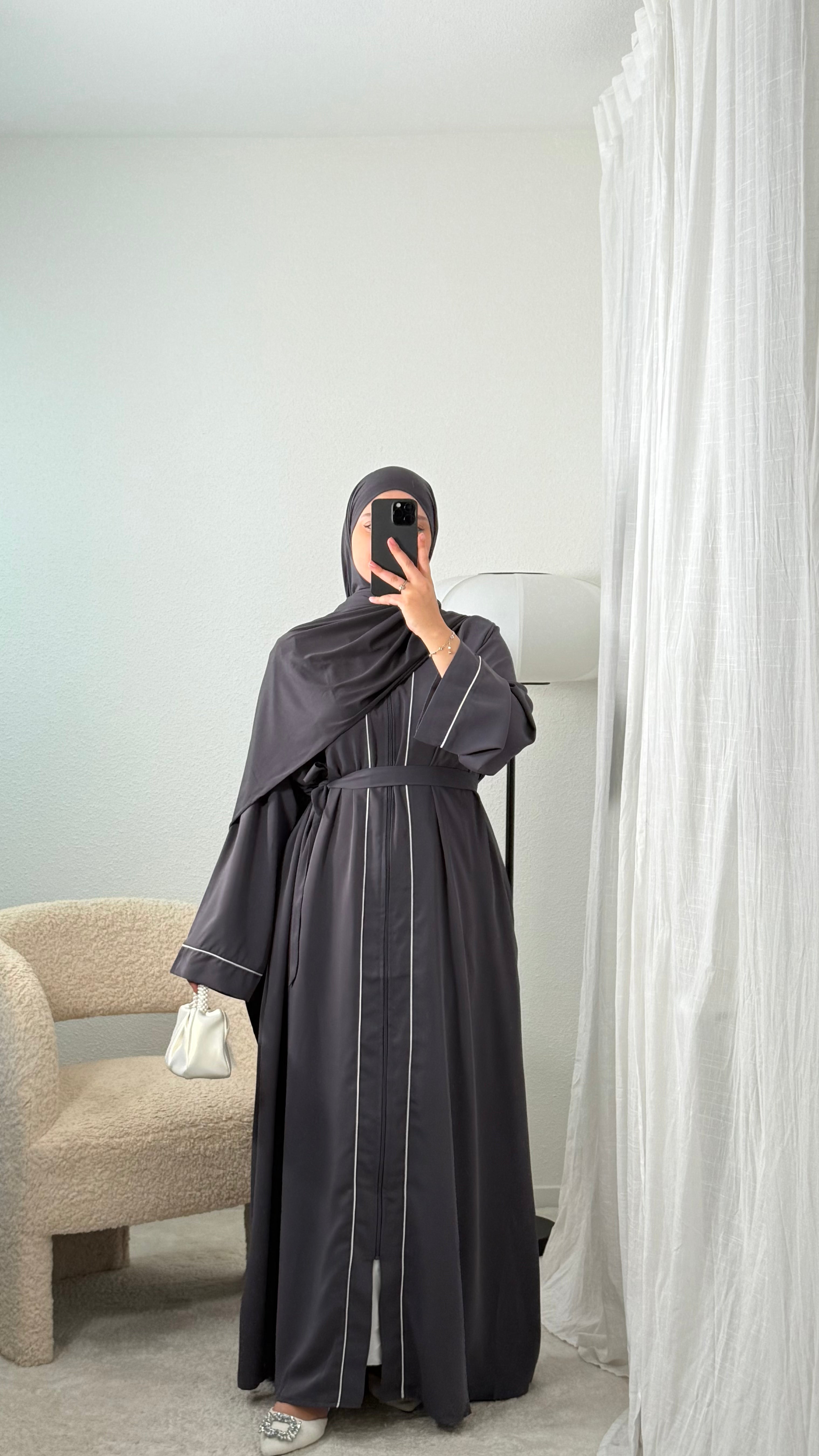 Zip-trimmed abaya